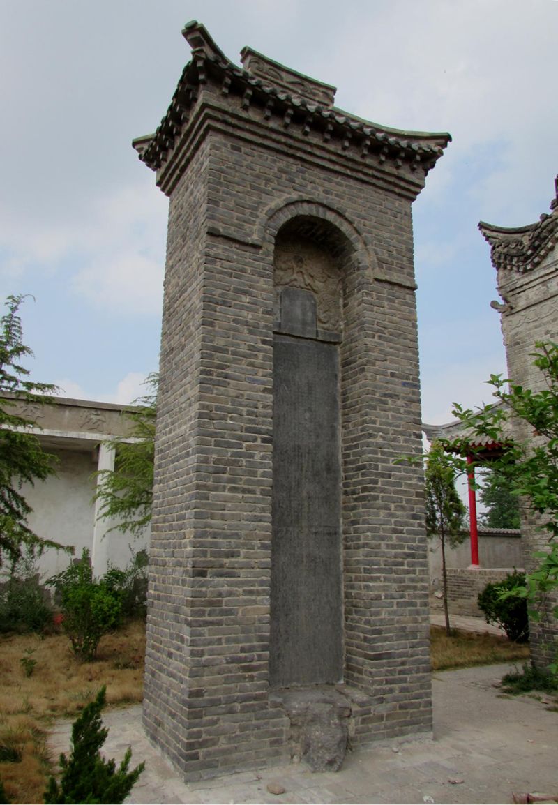 长垣县的古石碑可以当镜子用